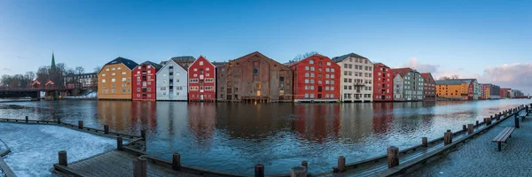 挪威特隆赫姆布赖吉区内德瓦河的五彩斑斓的历史木料仓库冬季蓝天全景 — 图库照片