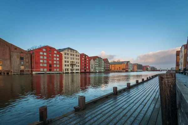 Coloridos Almacenes Históricos Madera Con Río Nidelva Distrito Brygge Trondheim —  Fotos de Stock