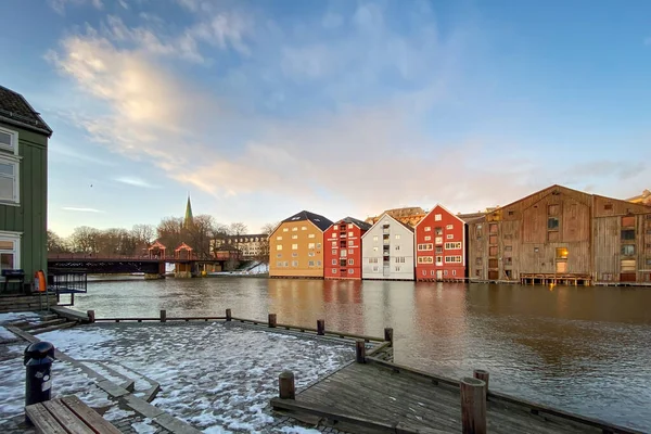 挪威特隆赫姆的布赖吉区 有五彩缤纷的历史木料仓库 冬季与蓝天和云彩相映成趣 — 图库照片
