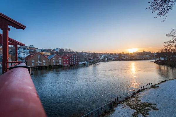 从旧城大桥或Gamle Bybro看特隆赫姆河和内德瓦河的风景 冬季日落映衬蓝天 — 图库照片