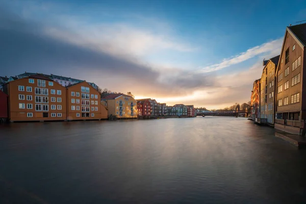 挪威特隆赫姆布赖吉区Nidelva河的五彩斑斓的历史木料仓库冬季与蓝天和云彩的长期接触 — 图库照片
