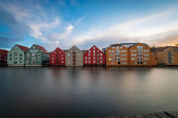 挪威特隆赫姆布赖吉区Nidelva河的五彩斑斓的历史木料仓库冬季与蓝天和云彩的长期接触 — 图库照片