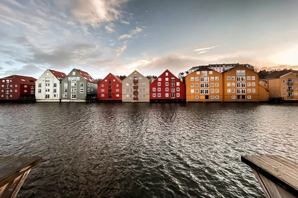 Barevné Historické Sklady Dřeva Řekou Nidelvou Okrese Brygge Norském Trondheimu — Stock fotografie