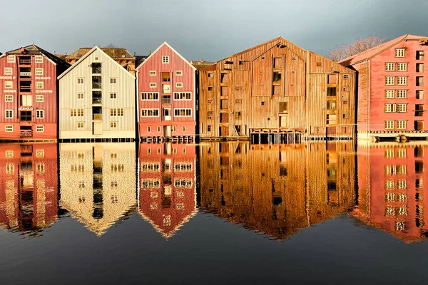 位于挪威特隆赫姆布赖吉区的色彩斑斓的历史木料仓库 冬季阳光照射在多云的天空下 — 图库照片