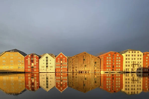 位于挪威特隆赫姆布赖吉区的色彩斑斓的历史木料仓库 冬季阳光照射在多云的天空下 — 图库照片