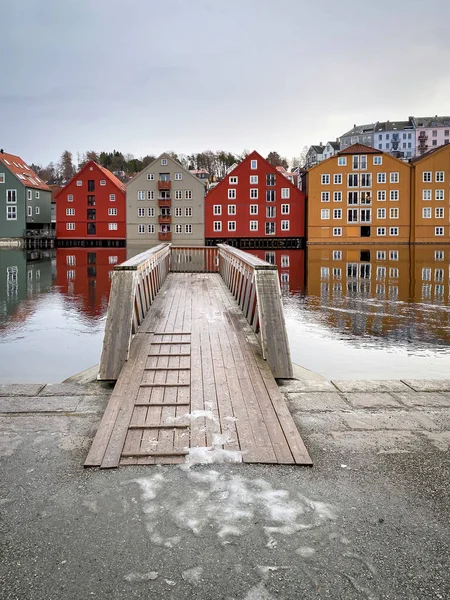 Coloridos Almacenes Históricos Madera Con Río Nidelva Distrito Brygge Trondheim — Foto de Stock