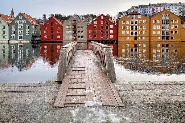 Coloridos Almacenes Históricos Madera Con Río Nidelva Distrito Brygge Trondheim — Foto de Stock
