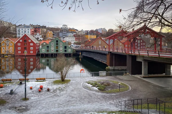 挪威特隆赫姆布赖吉区内德瓦河的五颜六色的历史性木材仓库和冬季的旧城桥或Gamle Bybro — 图库照片