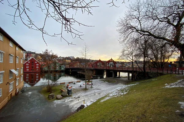 Πολύχρωμες Ιστορικές Αποθήκες Ξυλείας Ποταμό Nidelva Στην Περιοχή Brygge Του — Φωτογραφία Αρχείου