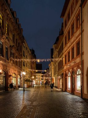 Mainz, Almanya - 2 Ocak 2021: Eski Mainz Kasabası 'nda Augustinerstrasse (Augustinergasse) aydınlandı.