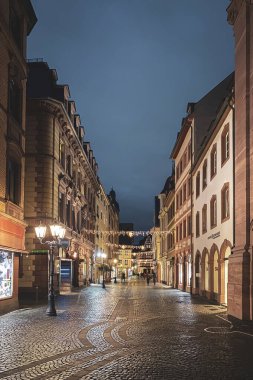 Mainz, Almanya - 2 Ocak 2021: Eski Mainz Kasabası 'nda Augustinerstrasse (Augustinergasse) aydınlandı.