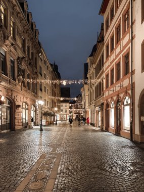 Mainz, Almanya - 2 Ocak 2021: Eski Mainz Kasabası 'nda Augustinerstrasse (Augustinergasse) aydınlandı.