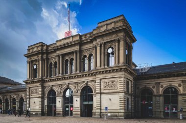 Mainz, Almanya - 16 Mayıs 2021: Merkezi İstasyon Binası (Hauptbahnhof) bulutlu mavi gökyüzüne karşı