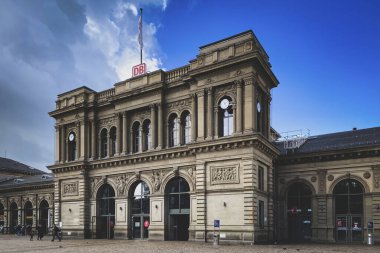 Mainz, Almanya - 16 Mayıs 2021: Merkezi İstasyon Binası (Hauptbahnhof) bulutlu mavi gökyüzüne karşı