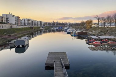 Kış limanının (Winterhafen) güzel manzarası Mainz, Almanya 'da kış günbatımında bulutlu mavi gökyüzüne karşı