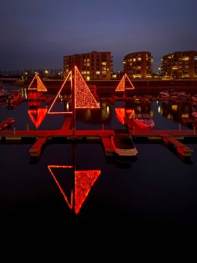 Zollhafen (gümrük limanı) Mainz, Almanya Geceleri kırmızı yılbaşı süslemeleri ile