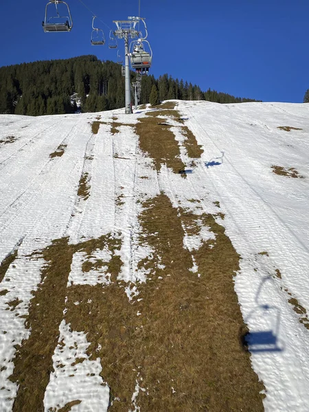 Гірськолижний Витяг Кляйнвальштаті Австрія Над Схилом Таненням Снігу Блакитне Небо — стокове фото