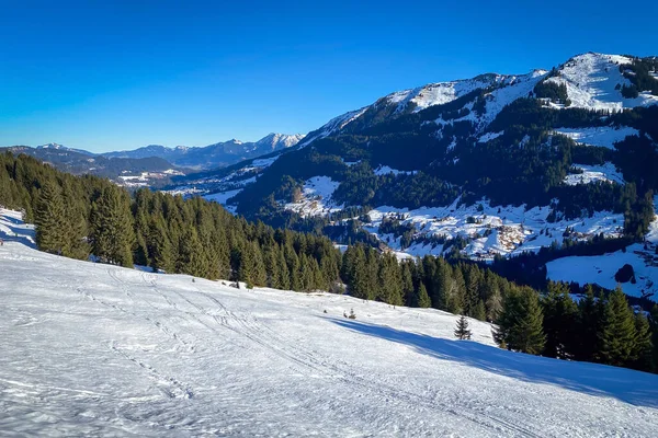 Landschappelijk Uitzicht Skigebied Besneeuwd Kleinwalsertal Oostenrijk Winter Tegen Blauwe Lucht — Stockfoto