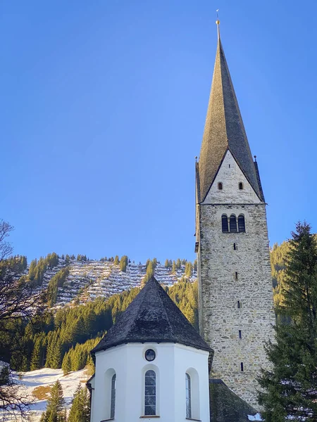 Pfarrkirche Von Mittelberg Kleinwalsertal Österreich Winter Vor Blauem Himmel — Stockfoto