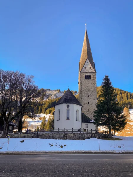 Tiefansicht Der Pfarrkirche Von Mittelberg Kleinwalsertal Österreich Winter Vor Blauem — Stockfoto