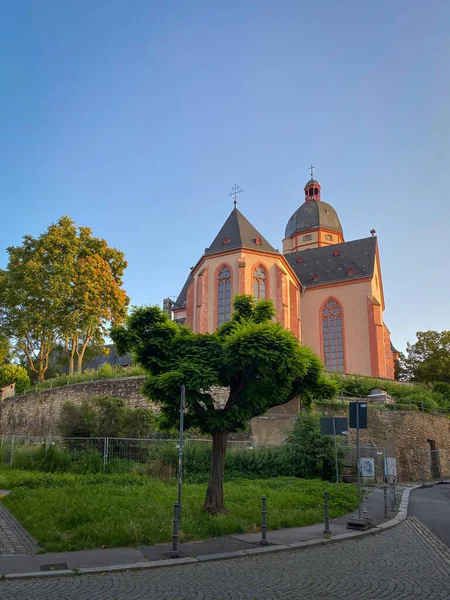 Laag Uitzicht Katholieke Parochiekerk Stephan Mainz Duitsland Tegen Blauwe Lucht — Stockfoto