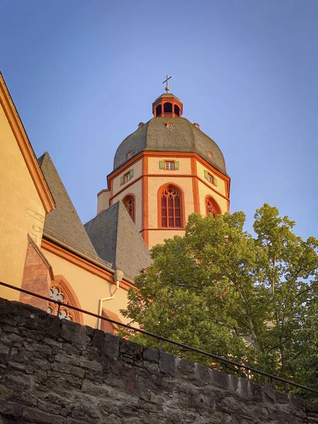 Laag Uitzicht Katholieke Parochiekerk Stephan Mainz Duitsland Tegen Blauwe Lucht — Stockfoto