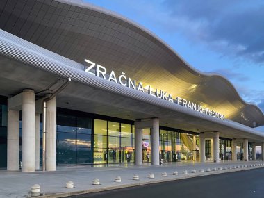 Zagreb, Hırvatistan - 4 Ocak 2021: Uluslararası Franjo Tudman Havaalanı terminaline giriş
