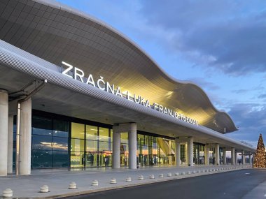 Zagreb, Hırvatistan - 4 Ocak 2021: Uluslararası Franjo Tudman Havaalanı terminaline giriş