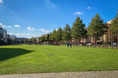 Berlin, Almanya - 13 Ekim 2021: Berlin Duvarı Anıtı 'nda dikey demir parmaklıklar, Berlin' in bölünmesinin anısına ve eski yerini gösteriyor