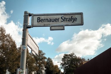 Berlin, Almanya - 13 Ekim 2021: Sokak işareti Bernauer Caddesi