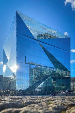 Berlin, Almanya - 13 Ekim 2021 Berlin Küpü 'nün alçak açılı görüntüsü bulutlu mavi gökyüzüne karşı