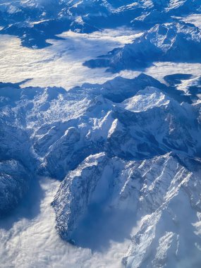 Kış mevsiminde Alman ve Avusturyalı dağlarda kar manzarası Watzmann 'ı (ön planda güney zirvesi) kaplamıştı.