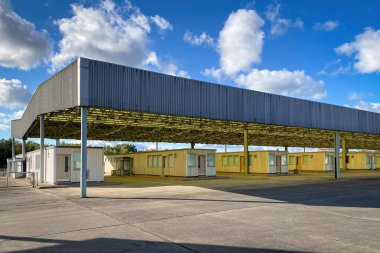 Alman Tümeni 'nin Helmstedt Marienborn' daki eski iç Alman sınırındaki anısına. Bulutlu mavi gökyüzüne karşı pasaport kontrolü