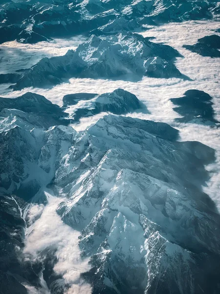 冬のオーストリアのアルプスで覆われた雪の航空眺め — ストック写真