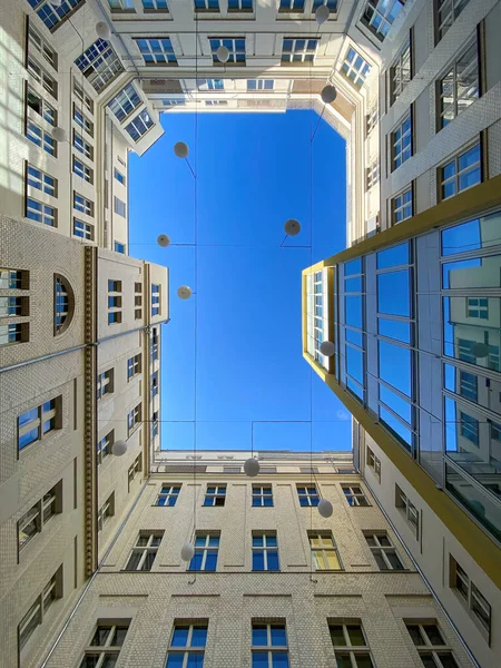 Patio Vista Ángulo Bajo Del Bloque Apartamentos Contra Cielo Azul — Foto de Stock