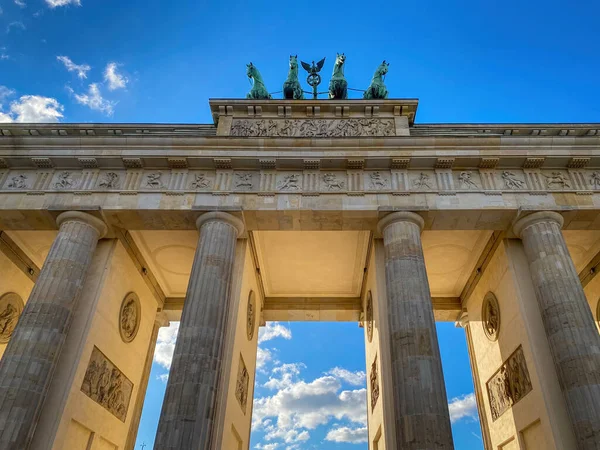 Vista Ángulo Bajo Puerta Brandeburgo Berlín Alemania Contra Cielo Azul — Foto de Stock
