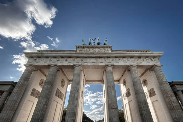 Vista Angolo Basso Della Porta Brandeburgo Berlino Germania Contro Cielo — Foto Stock