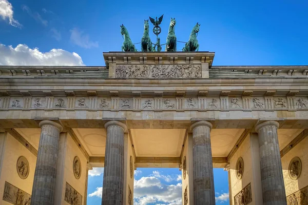 Vista Ángulo Bajo Puerta Brandeburgo Berlín Alemania Contra Cielo Azul — Foto de Stock