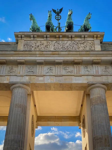 Vista Ángulo Bajo Quadriga Puerta Brandeburgo Berlín Alemania Contra Cielo — Foto de Stock