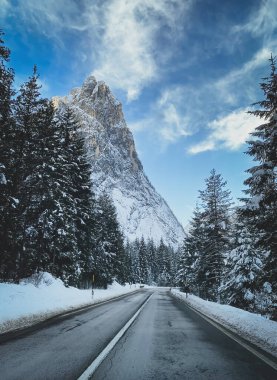 Dolomites, İtalya 'da SP51 yolunda kış mevsiminde Toblach' tan Cortina 'ya manzara Nasswand Croda Bagnata dağlı bulutlu mavi gökyüzüne karşı