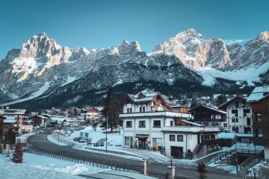 Dolomitlerdeki San Vito di Cadore manzarası, İtalya Cima Belpra, Croda Marcora ve kışın mavi gökyüzüne karşı