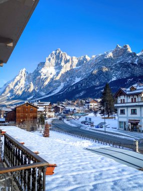 Dolomitlerdeki San Vito di Cadore manzarası, İtalya, Cima Belpra 'ya karşı ve kışın mavi gökyüzü