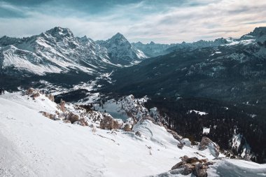 İtalya 'nın Dolomitler bölgesinde Cortina yakınlarındaki Ampezzo Vadisi' nin panoramik manzarası ile Punta Sorapiss Dağı (solda) ve Antelao (ortada) kışın mavi gökyüzüne karşı
