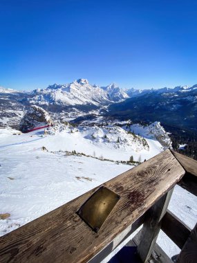 İtalya 'nın Dolomitler bölgesinde Cortina yakınlarındaki Ampezzo Vadisi' nin panoramik manzarası. Punta Sorapiss Dağı (solda) ve Antelao (sağda) kışın mavi gökyüzüne karşı.