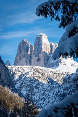 Dolomitlerdeki Tre Cime di Lavaredo 'ya bakın, İtalya' nın kışın mavi gökyüzüne karşı