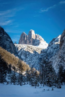Dolomitlerdeki Tre Cime di Lavaredo 'ya bakın, İtalya' nın kışın mavi gökyüzüne karşı