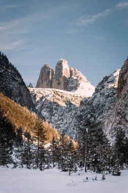 Dolomitlerdeki Tre Cime di Lavaredo 'ya bakın, İtalya' nın kışın mavi gökyüzüne karşı