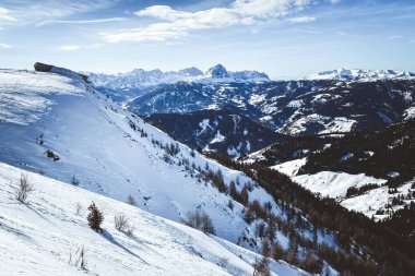 Kronplatz Dağı 'nın tepesinden Messner Dağı Müzesi' nin koronları ile bulutlu mavi gökyüzüne karşı panoramik manzara