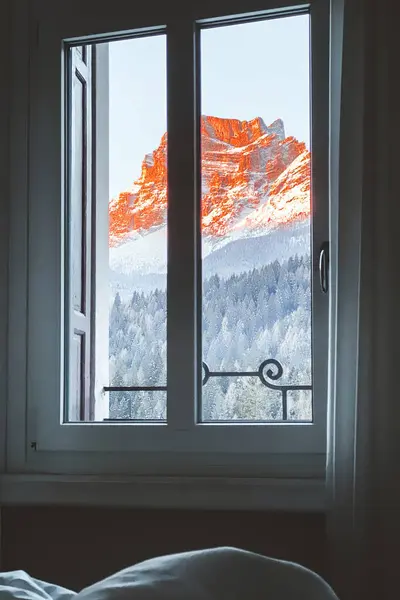 意大利白云岩中橙色的Spella Est和Pelmo山 冬季在蓝天的映衬下 透过窗户可以看到的景象 — 图库照片