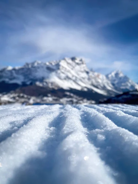 Blick Auf Die Präparierte Skipiste Cortina Ampezzo Gegen Den Unscharfen — Stockfoto
